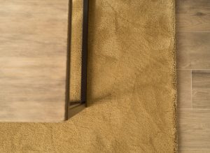 alfombra tono ocre para decoración salón