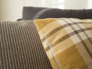 cojín de decoración tonos marrones y ocres